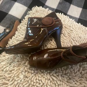 Brown Gianni Bini size 6 with 3 inch heel